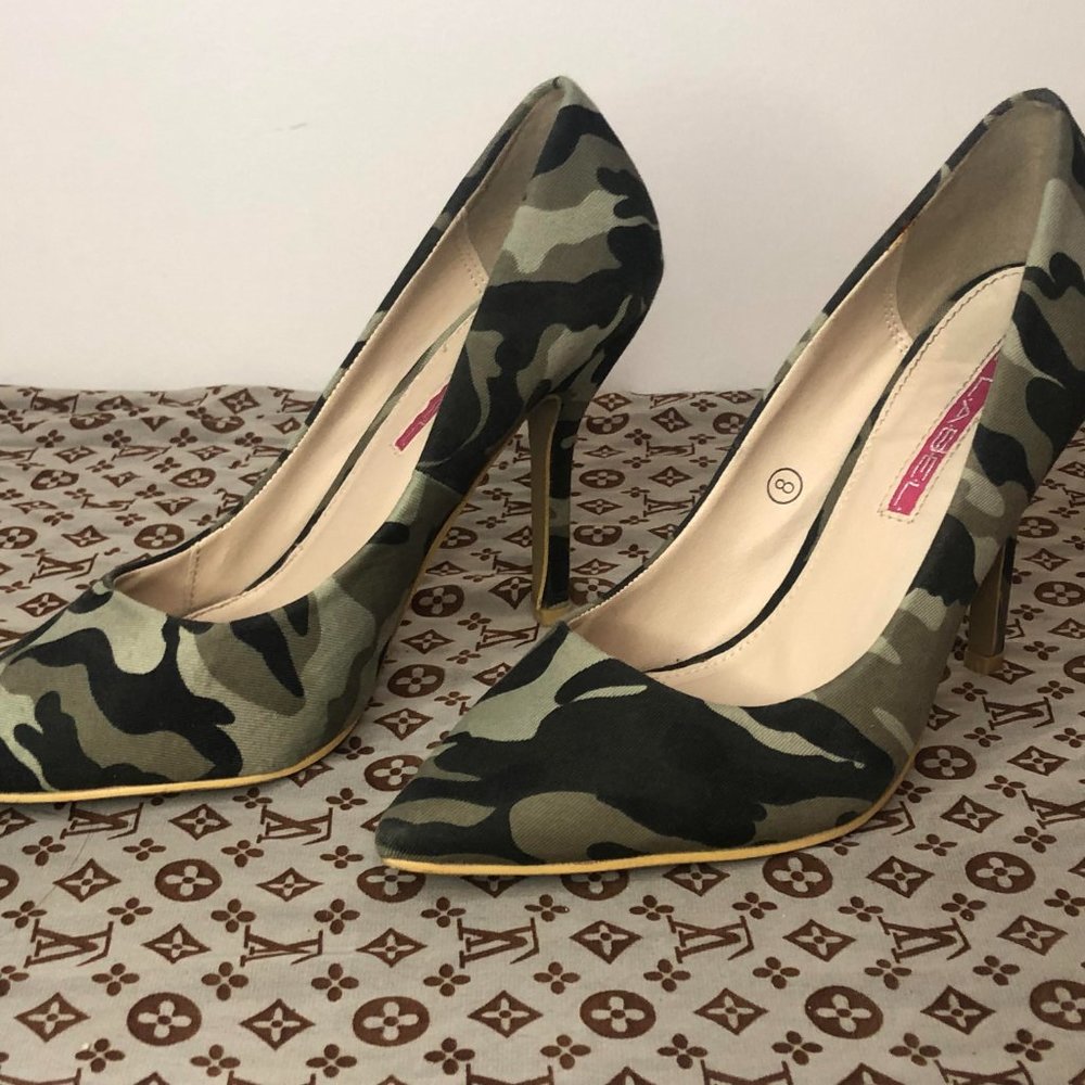 C Label Luxe 21A Olive Green Camo Print Pointed Pumps